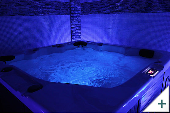 Vasca idromassaggio per esterni, interni e giardino: illuminazione a LED, colore blu